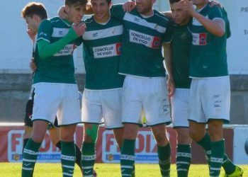 El Coruxo conserva un punto de oro ante el líder