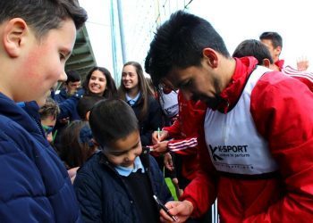 Los niños toman A Madroa en la jornada de puerta abierta