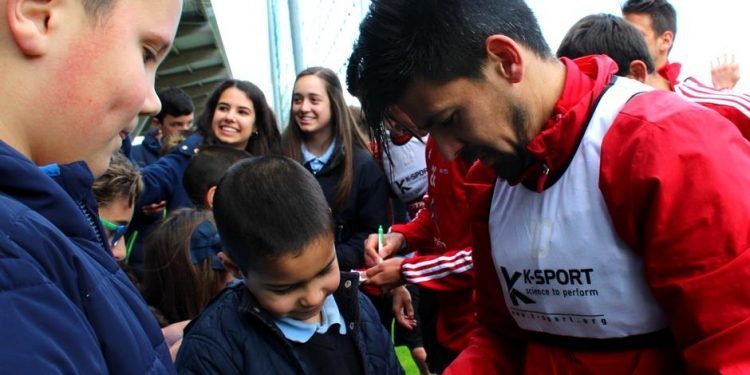Los niños toman A Madroa en la jornada de puerta abierta