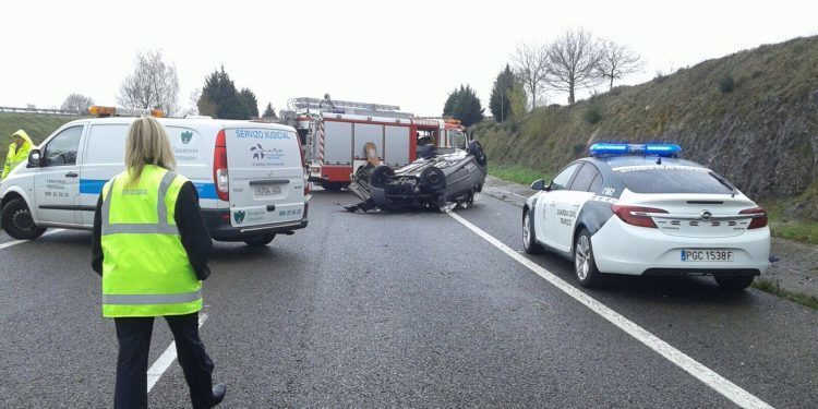 Un joven muerto y una mujer y un niño heridos en un accidente en Sandiás