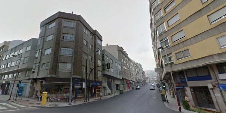 Un camión golpea un contenedor y causa heridas a dos peatones en Vigo