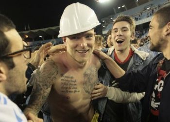 Invasión de campo y manteo para Guidetti