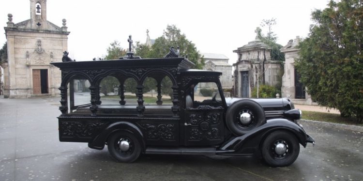 Se buscan tres sepultureros en Vigo