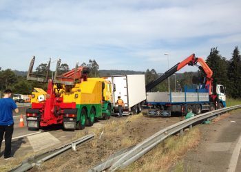 Tres accidentes, tres heridos y el remolque de un camión en la calzada de la A55