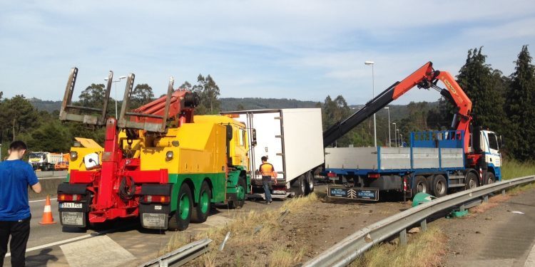 Tres accidentes, tres heridos y el remolque de un camión en la calzada de la A55