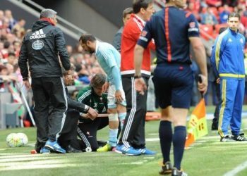 Marcelo Díaz regresó de Bilbao con ocho puntos de sutura en una rodilla