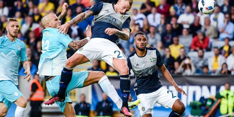 Guidetti lidera a Suecia pero le falta puntería