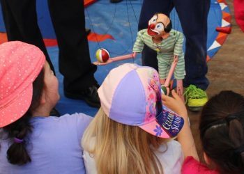 Miles de personas bajo el embrujo de los títeres en Redondela