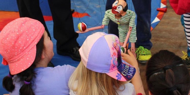 Miles de personas bajo el embrujo de los títeres en Redondela