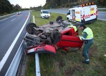 Un conductor resulta herido al volcar su coche en A Cañiza