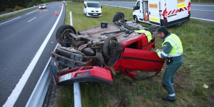 Un conductor resulta herido al volcar su coche en A Cañiza