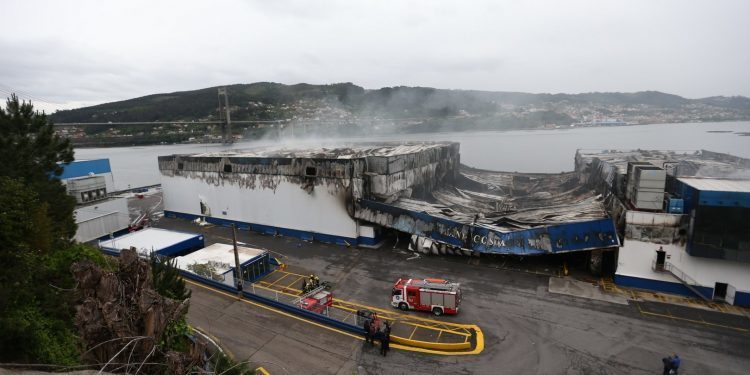 Suspendida a actividade escolar nun ratio de 800 metros a causa do incendio de Fandicosta