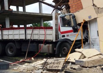 Dúas persoas feridas de gravidade ao esnafrarse un camión contra unha casa en Ramirás