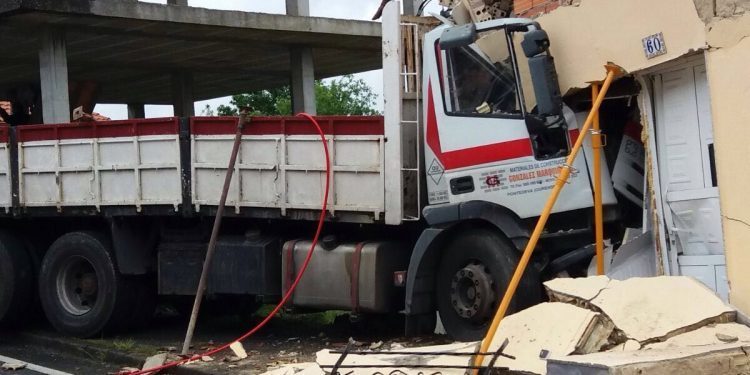 Dúas persoas feridas de gravidade ao esnafrarse un camión contra unha casa en Ramirás