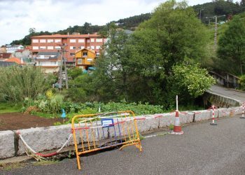 Un muro amenaza con derrumbarse en las cercanías del colegio de Chapela