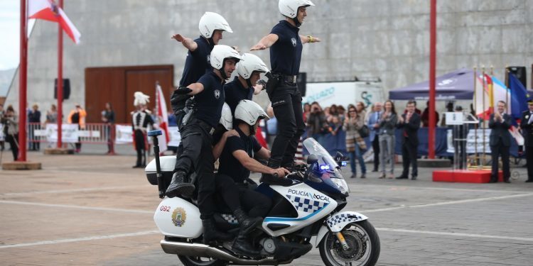 Exhibición policial sobre dúas rodas