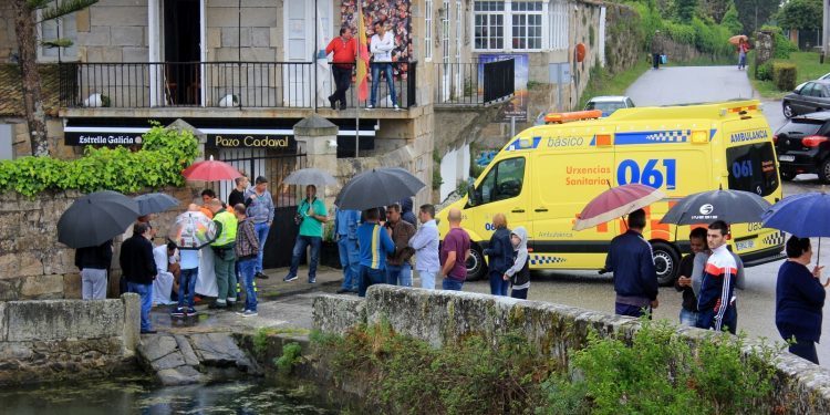 Un joven salva la vida tras caer con su coche al río Miñor en A Ramallosa