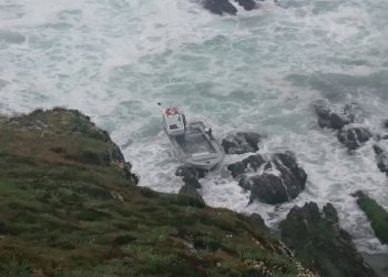 Un fallecido tras volcar su embarcación frente a la Costa da Vela