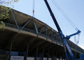 La grada de Tribuna comienza a perder su vieja cubierta