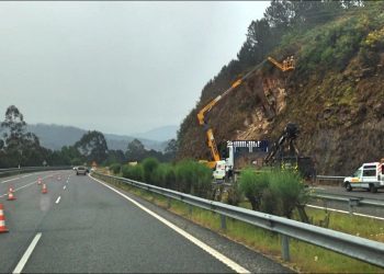 Retiran piedras, tierra y vegetación de la ladera con peligro de derrumbe en la A52
