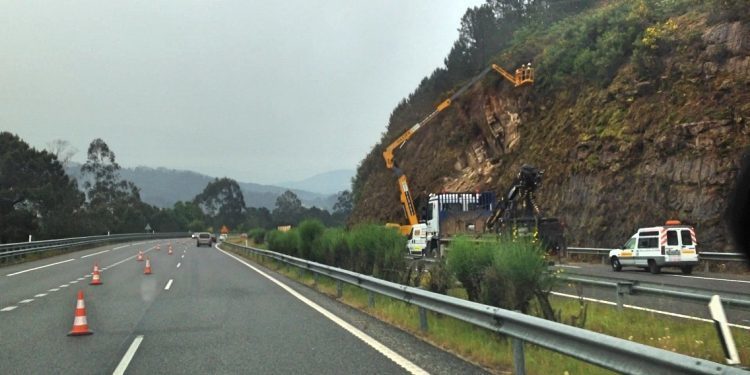 Retiran piedras, tierra y vegetación de la ladera con peligro de derrumbe en la A52