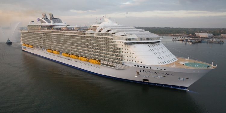 El «Harmony of the seas», el nuevo dios de los mares, llega a Vigo