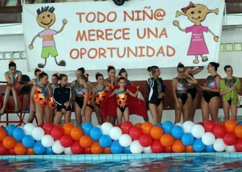 Las «sirenas solidarias» abarrotan la piscina del Náutico