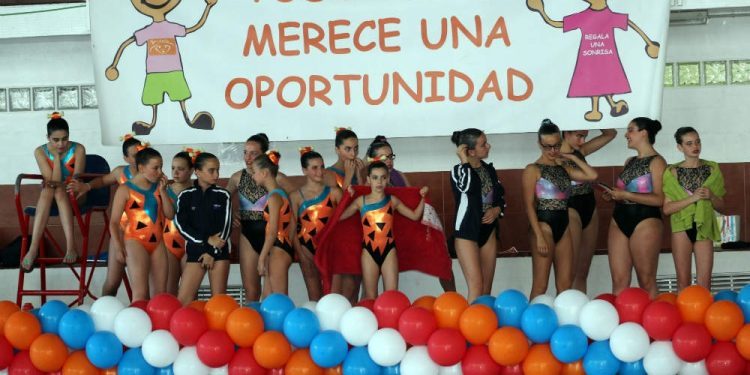 Las «sirenas solidarias» abarrotan la piscina del Náutico