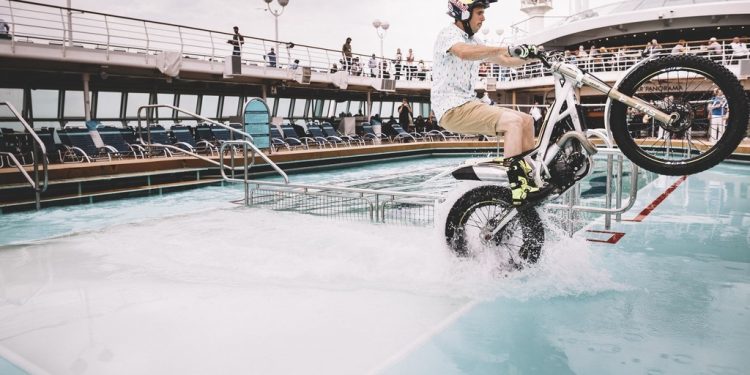 Adam Raga, campeón del mundo de trial, se sube en su moto al «Sovereign»