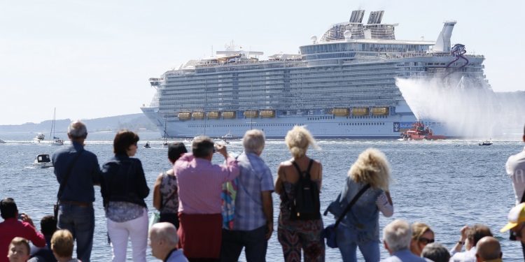 Una multitud despide en la Ría de Vigo al crucero más grande del mundo