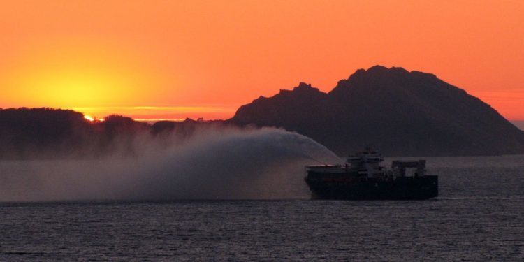 El flotel de Pemex prueba su sistema contraincendios en la Ría de Vigo