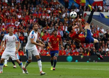 Nolito hace historia en el debut victorioso de España