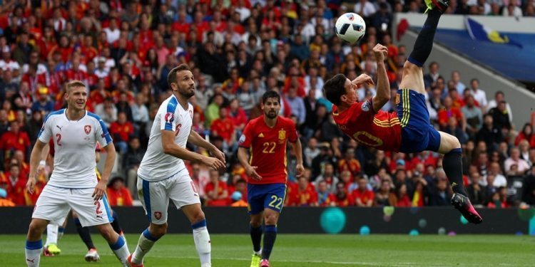 Nolito hace historia en el debut victorioso de España