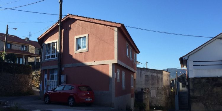 O Concello soterra o tendido eléctrico no cruceiro de San Pedro