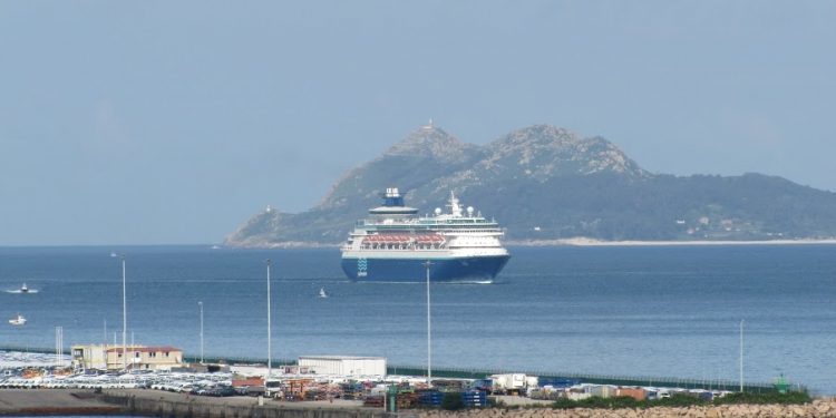 El «Monarch» recaló por primera vez Vigo para embarcar a 800 pasajeros