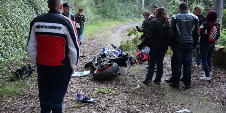 Herido grave un motorista al despeñarse por un terraplén de diez metros