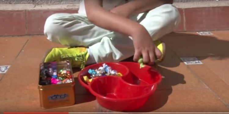 Acusan al encargado de una bolera de discriminar a una niña con parálisis