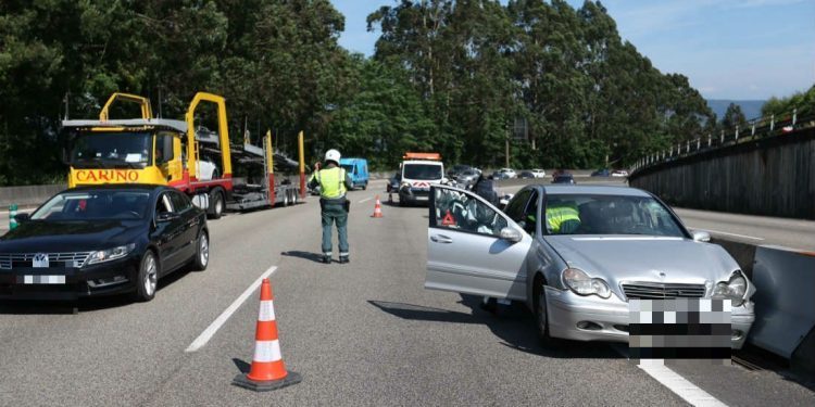 Tres personas heridas en un accidente en Mos