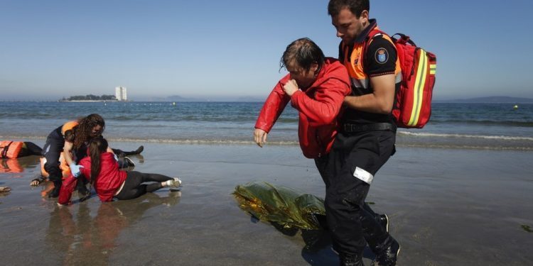 Un naufragio solidario en la arena de Samil