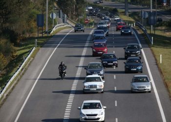 Herido un conductor en Ponteareas al explotarle una rueda tras arder su camión