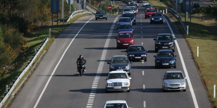 Herido un conductor en Ponteareas al explotarle una rueda tras arder su camión