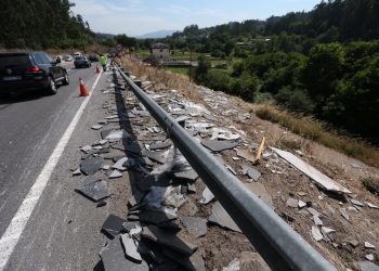Un camión pierde su carga, planchas de granito, en la carretera de Os Valos