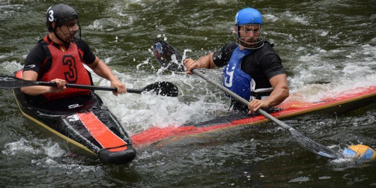 El cangués Álex Casal busca una plaza en el Mundial de kayak polo