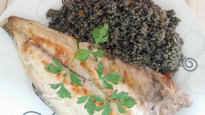 Cuscús negro con jurel a la plancha
