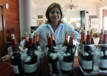 Las bodegas Val do Deva y Alanís se embarcan en las catas solidarias