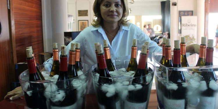 Las bodegas Val do Deva y Alanís se embarcan en las catas solidarias