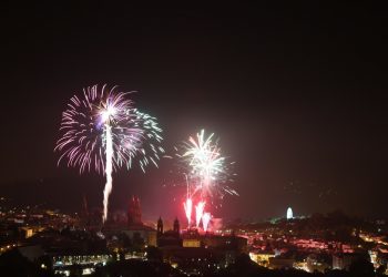 Espectáculo de fuegos, pólvora y luces para el Apóstol