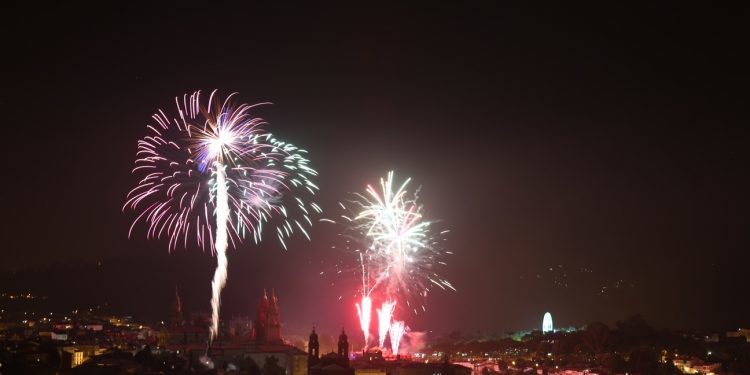 Espectáculo de fuegos, pólvora y luces para el Apóstol