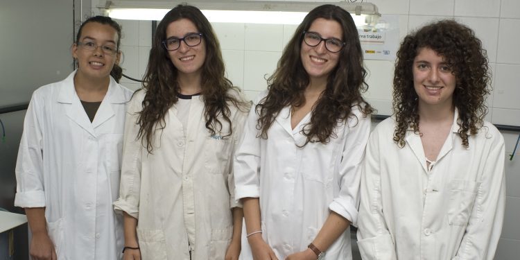 Alumnas del Colexio Alborada, premio del CSIC en el certamen Exporecerca