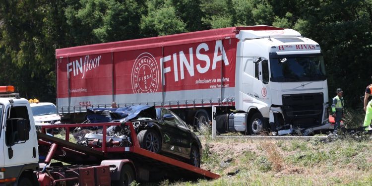 Herido el conductor de un turismo tras colisionar contra un trailer